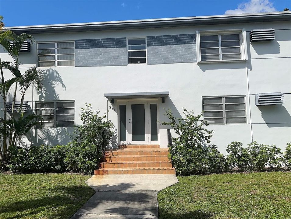 Active With Contract: $249,900 (2 beds, 1 baths, 845 Square Feet)