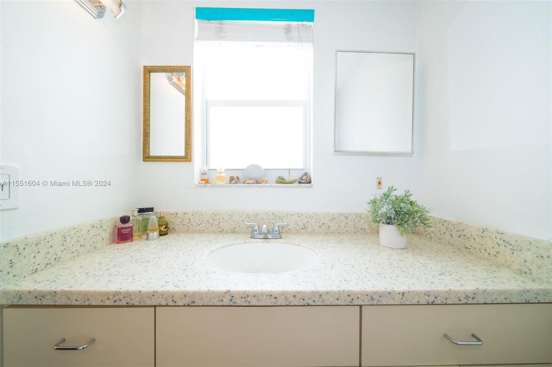 Recently Rented: $2,000 (1 beds, 1 baths, 500 Square Feet)