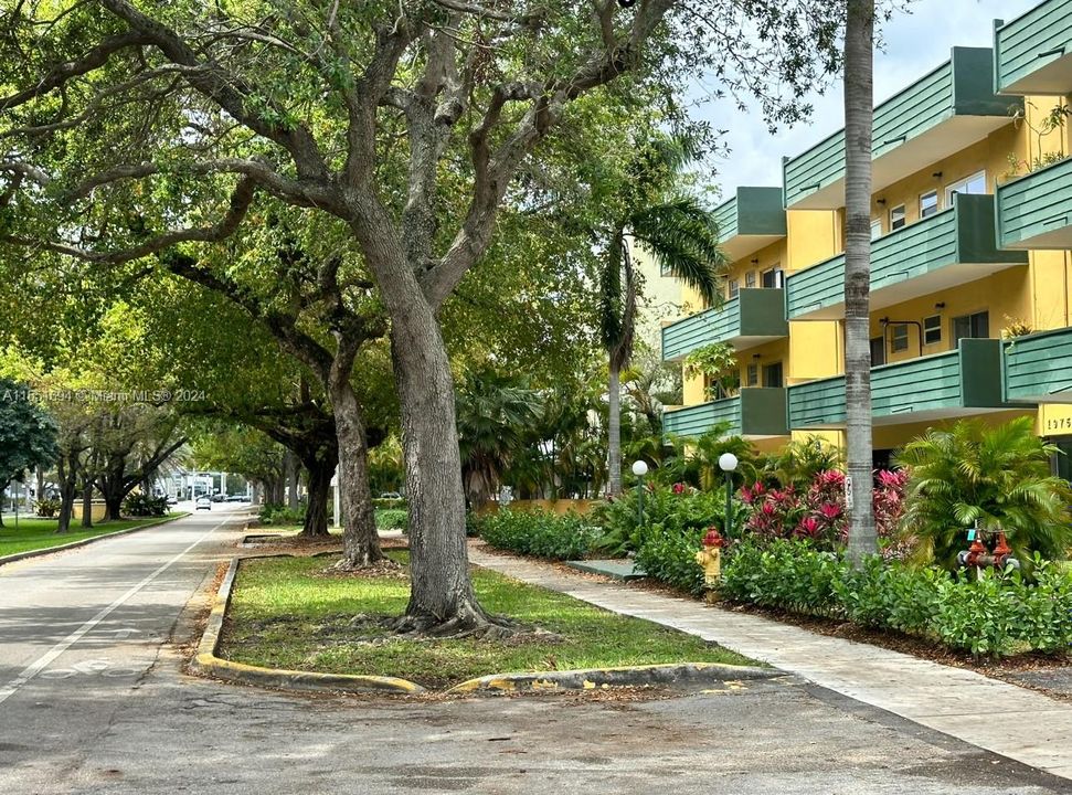 Active With Contract: $185,000 (1 beds, 1 baths, 564 Square Feet)