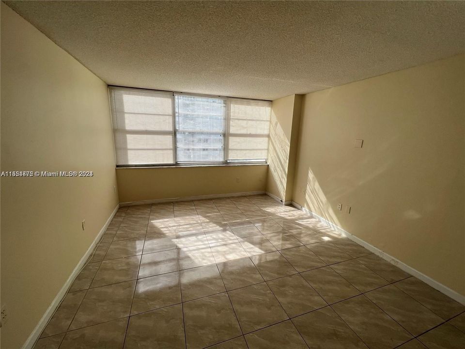 For Sale: $220,000 (1 beds, 1 baths, 1005 Square Feet)