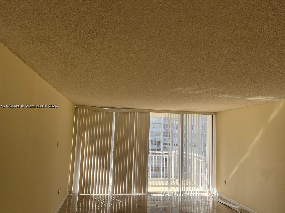 For Sale: $220,000 (1 beds, 1 baths, 1005 Square Feet)