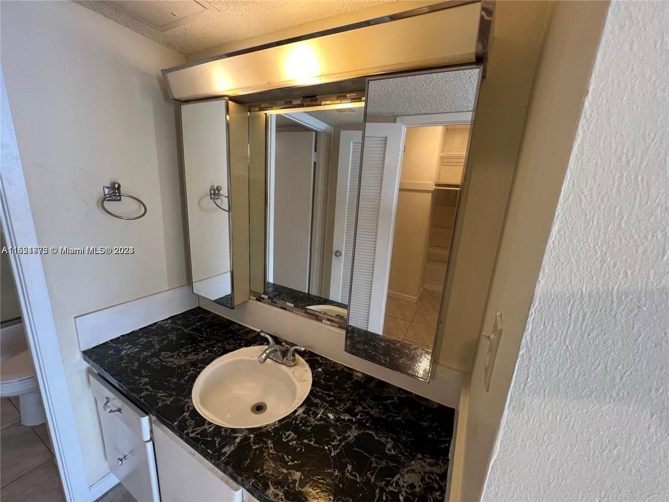 For Sale: $220,000 (1 beds, 1 baths, 1005 Square Feet)