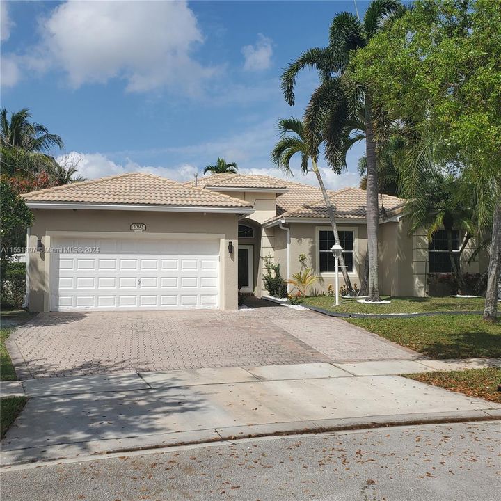 Recently Sold: $895,000 (4 beds, 3 baths, 2410 Square Feet)