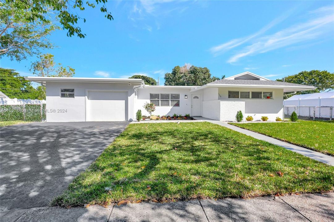 Active With Contract: $595,000 (3 beds, 2 baths, 1112 Square Feet)