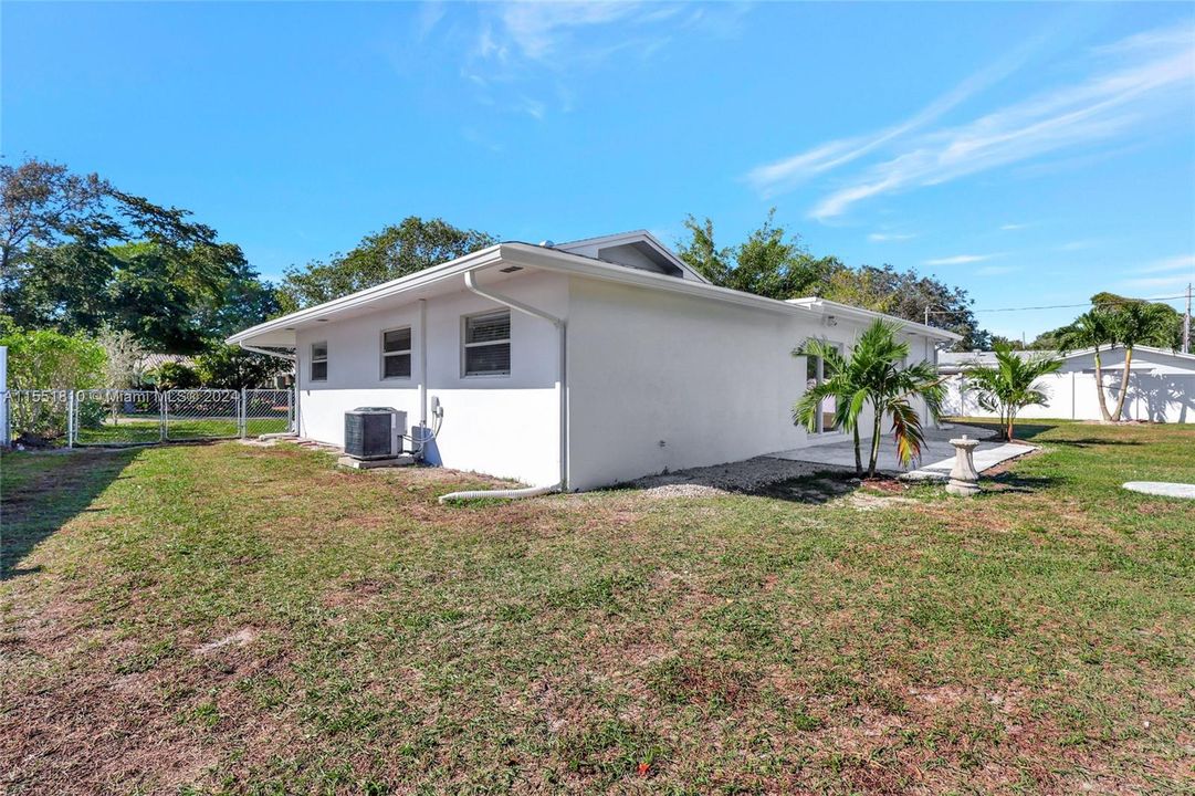 Active With Contract: $595,000 (3 beds, 2 baths, 1112 Square Feet)