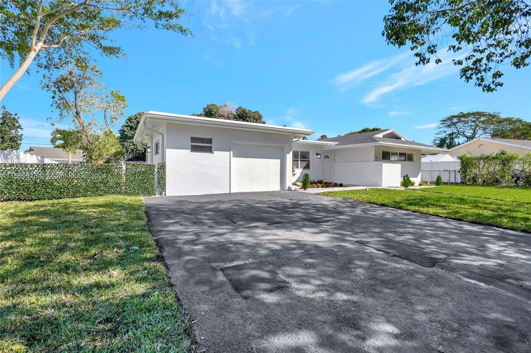 Active With Contract: $595,000 (3 beds, 2 baths, 1112 Square Feet)