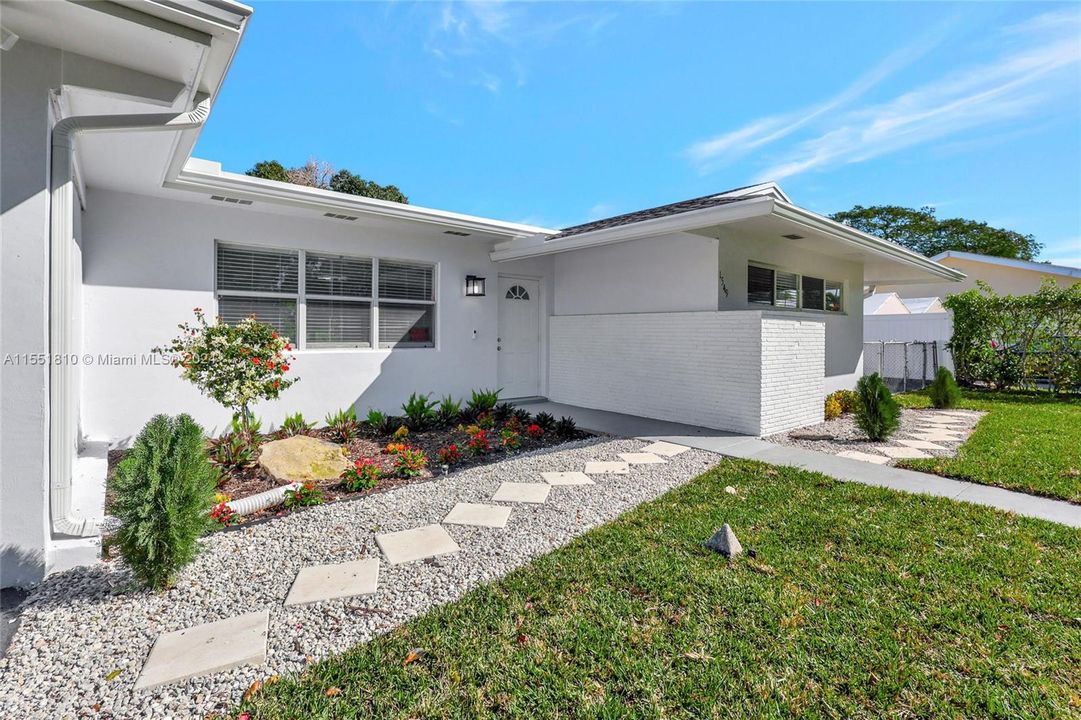 Active With Contract: $595,000 (3 beds, 2 baths, 1112 Square Feet)