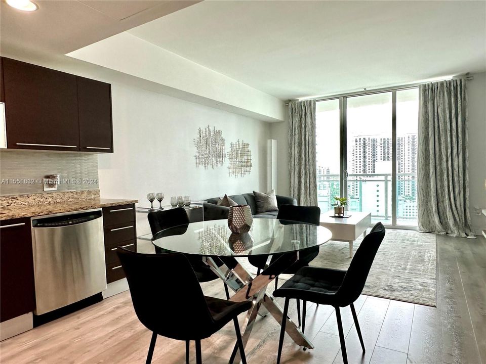 For Sale: $585,000 (1 beds, 1 baths, 639 Square Feet)