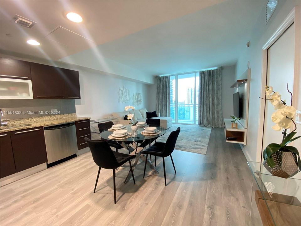 For Sale: $585,000 (1 beds, 1 baths, 639 Square Feet)