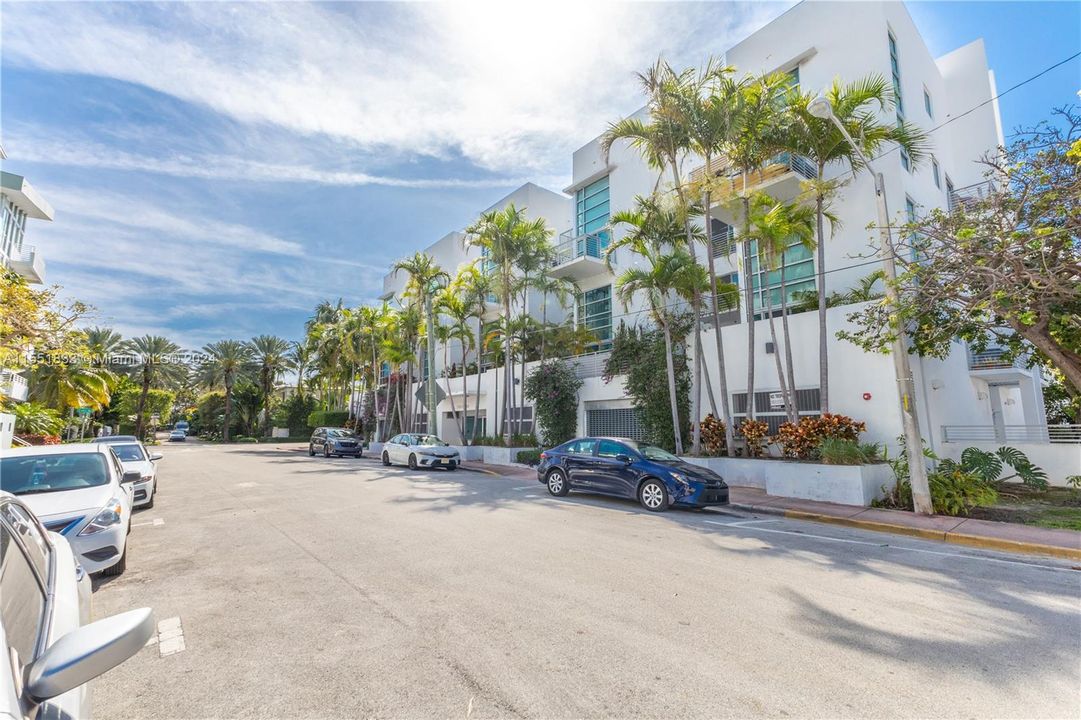 Recently Sold: $485,000 (1 beds, 1 baths, 814 Square Feet)