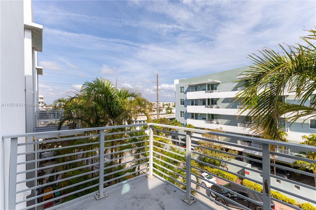 Recently Sold: $485,000 (1 beds, 1 baths, 814 Square Feet)