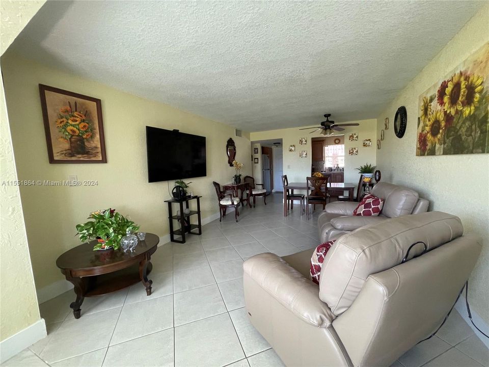 For Sale: $128,555 (1 beds, 1 baths, 620 Square Feet)