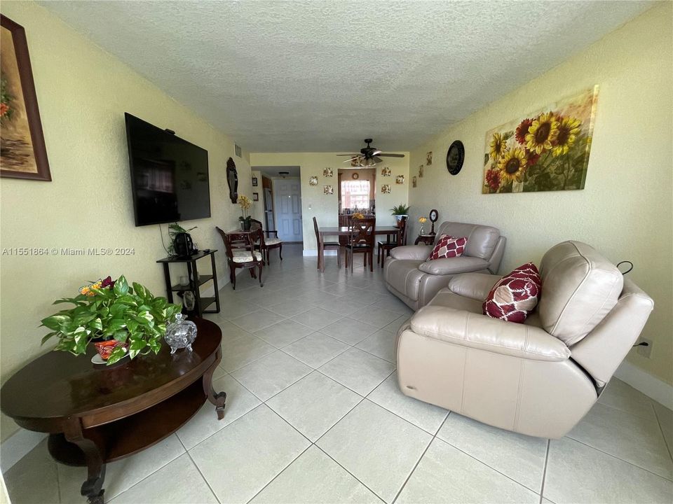 For Sale: $128,555 (1 beds, 1 baths, 620 Square Feet)