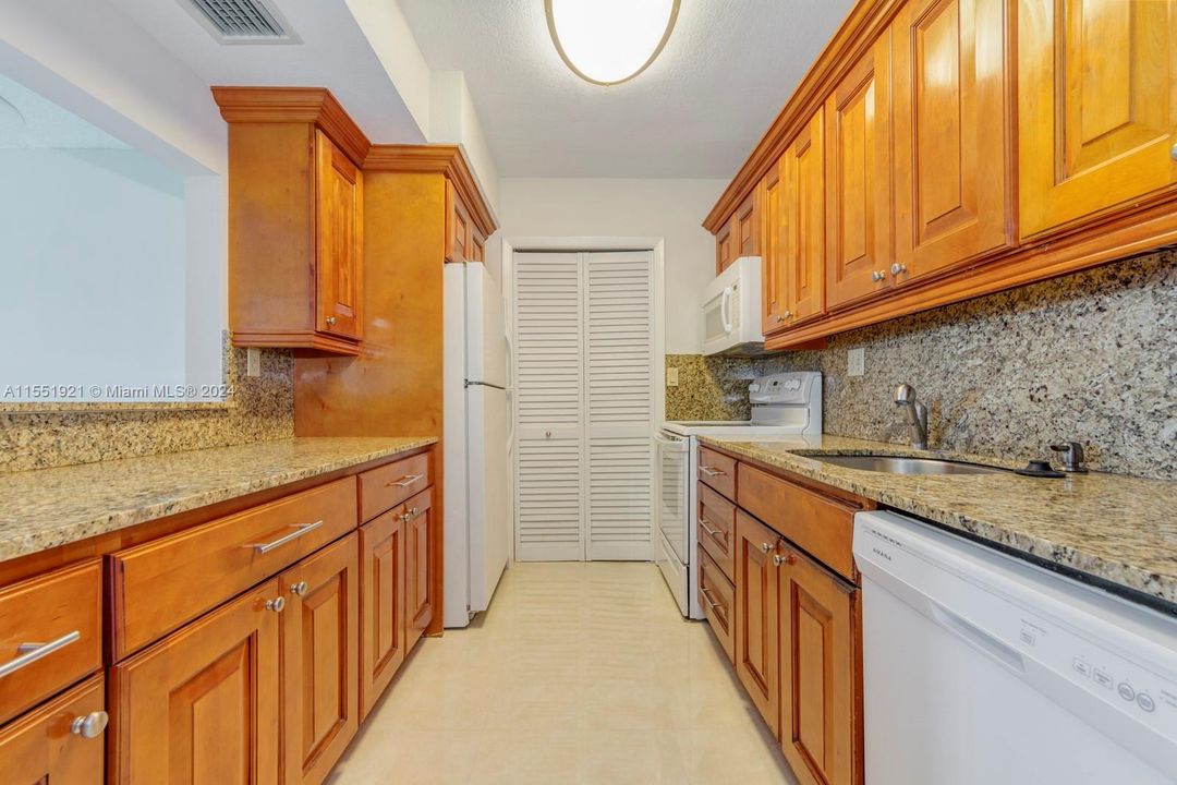 For Sale: $370,000 (2 beds, 2 baths, 1106 Square Feet)