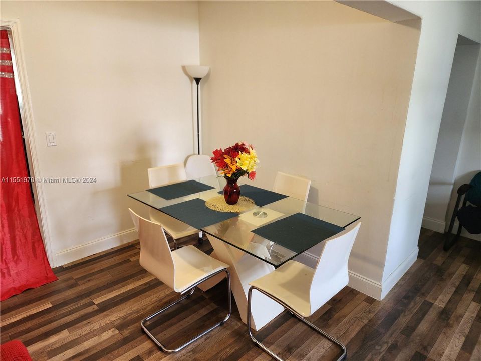 For Sale: $230,000 (2 beds, 1 baths, 855 Square Feet)