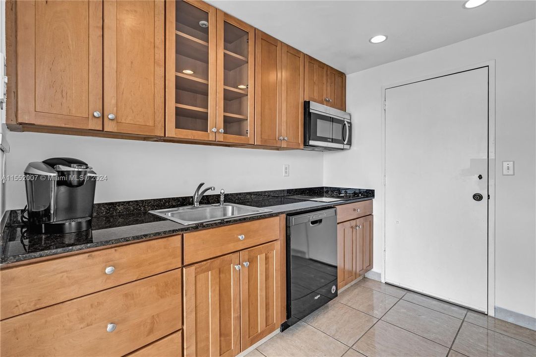 For Sale: $380,000 (1 beds, 1 baths, 895 Square Feet)