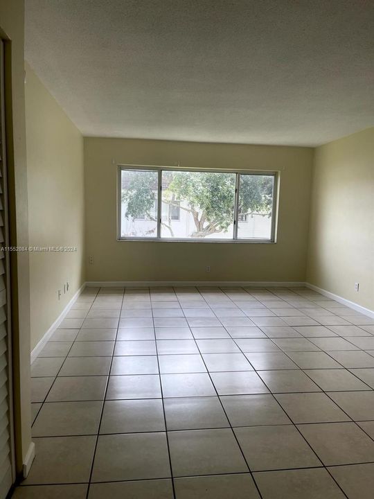 Active With Contract: $169,000 (1 beds, 1 baths, 700 Square Feet)