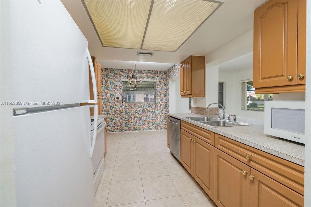 For Sale: $295,000 (2 beds, 2 baths, 1182 Square Feet)
