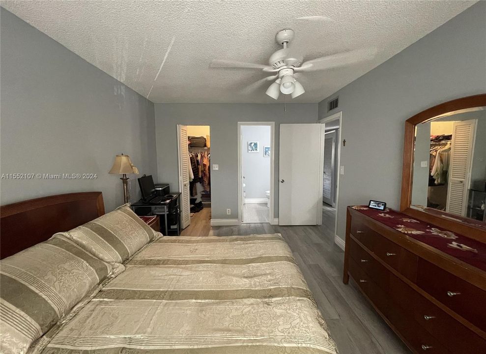 Active With Contract: $159,900 (2 beds, 1 baths, 880 Square Feet)