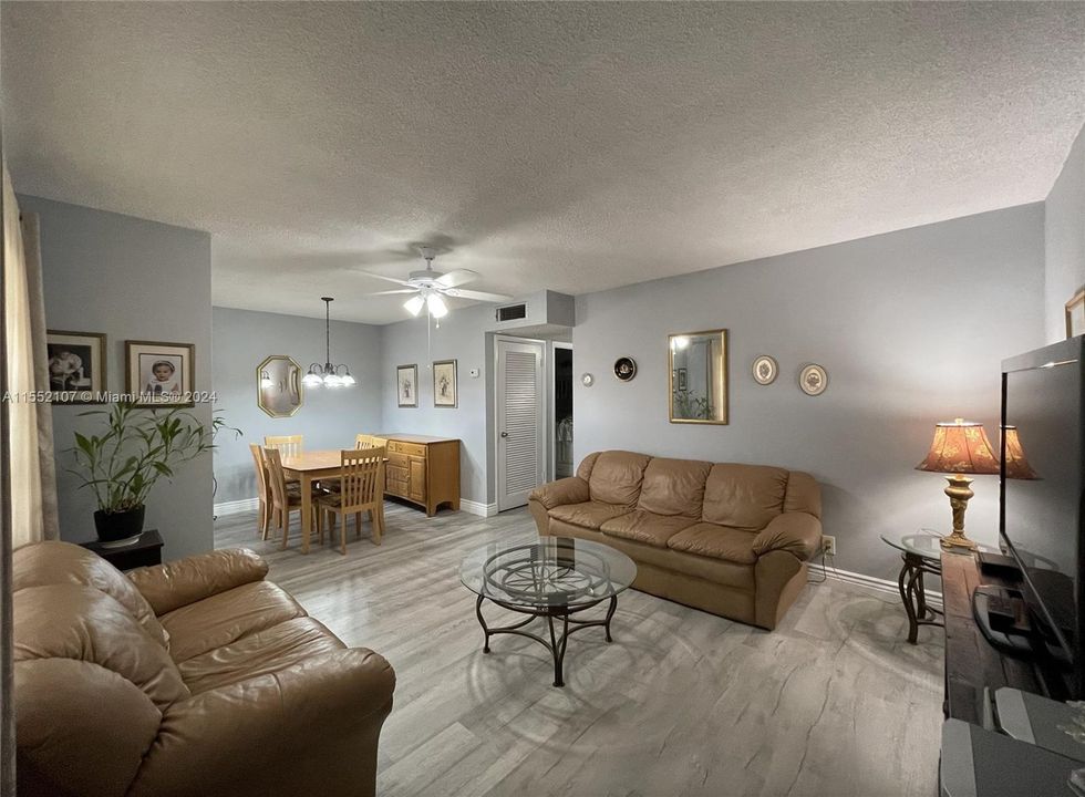 Active With Contract: $159,900 (2 beds, 1 baths, 880 Square Feet)