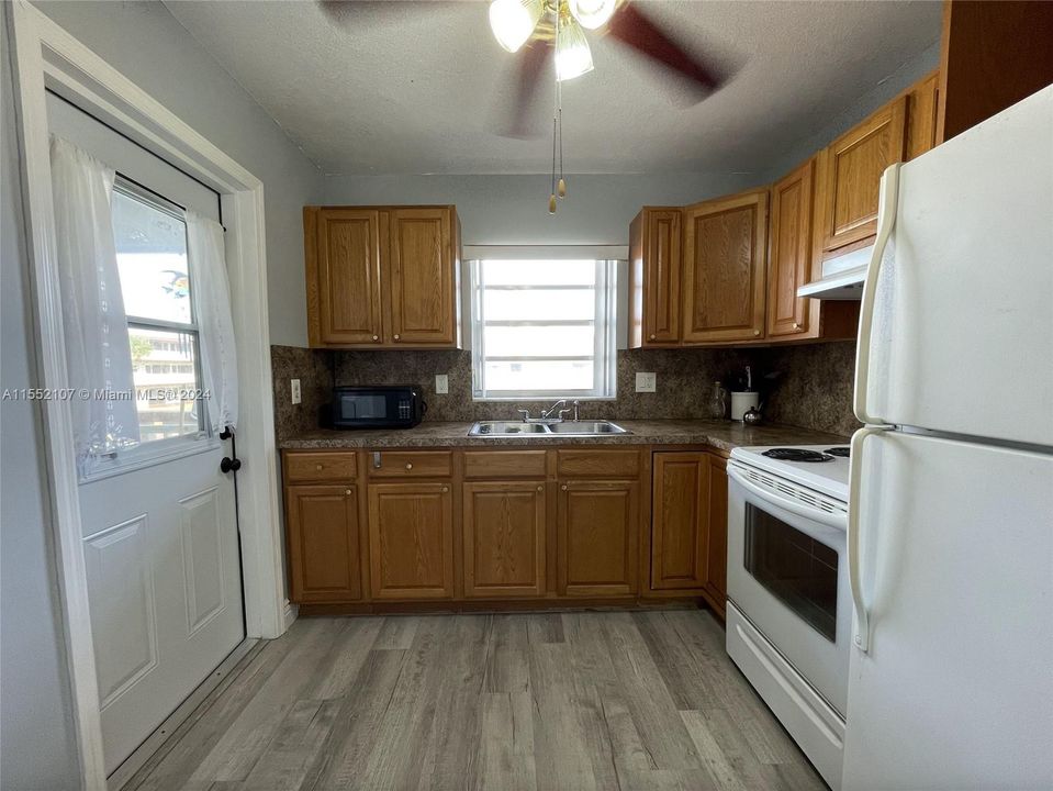 Active With Contract: $159,900 (2 beds, 1 baths, 880 Square Feet)