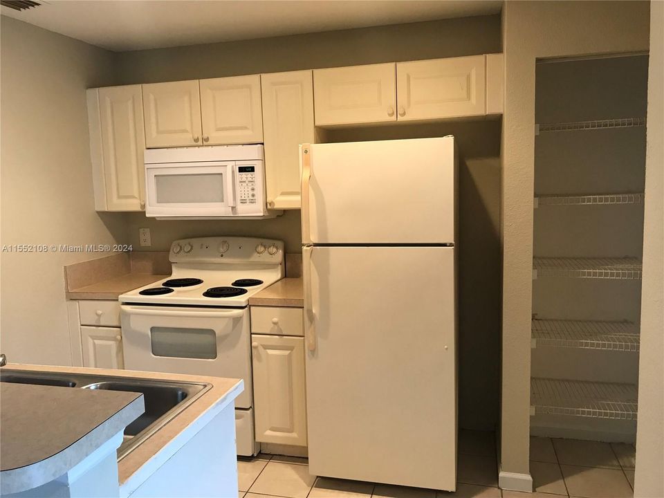 For Sale: $192,777 (2 beds, 2 baths, 855 Square Feet)