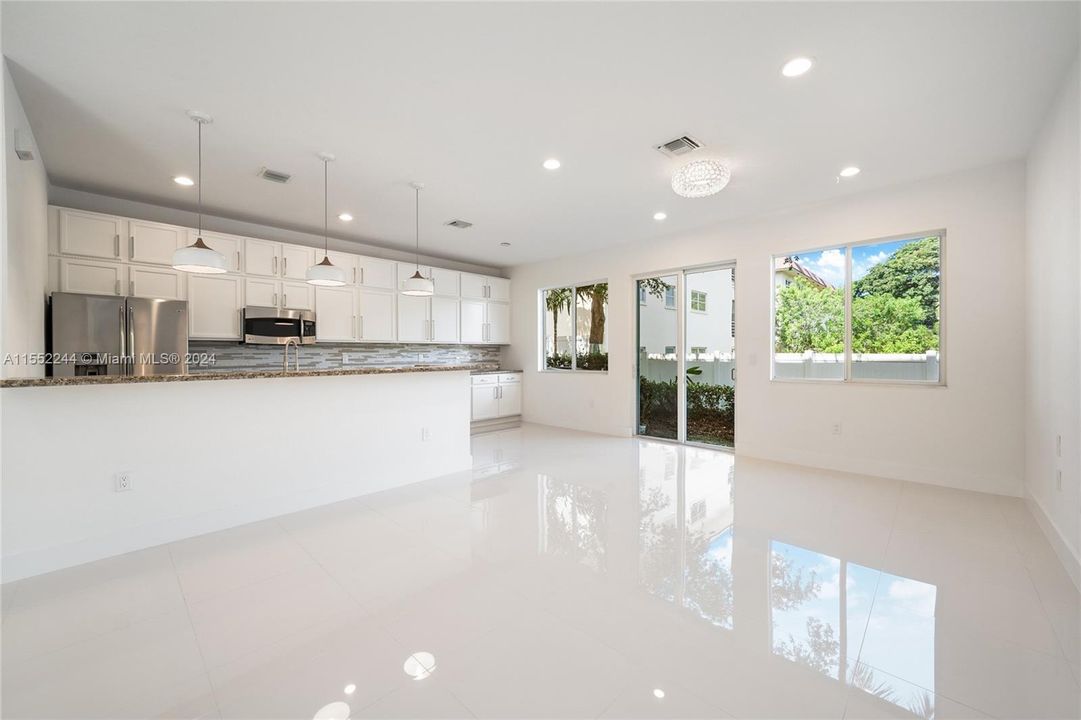 Недавно арендовано: $3,395 (3 спален, 2 ванн, 1882 Квадратных фут)