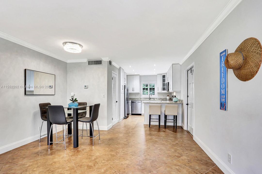 Active With Contract: $2,800 (2 beds, 2 baths, 1063 Square Feet)