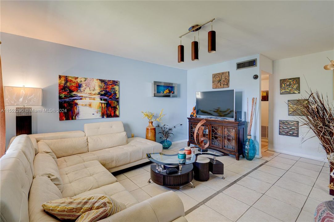 Active With Contract: $175,000 (1 beds, 1 baths, 670 Square Feet)