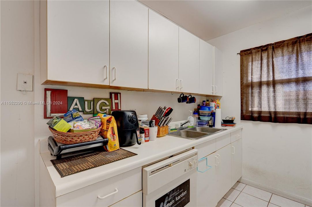 Active With Contract: $175,000 (1 beds, 1 baths, 670 Square Feet)
