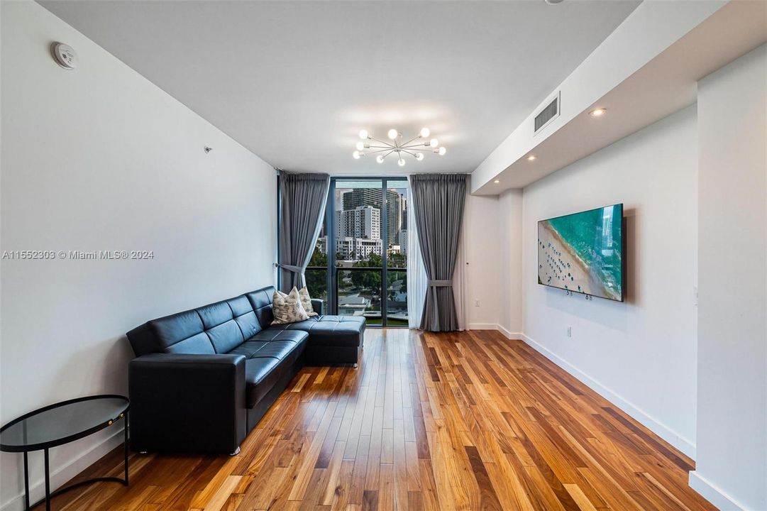 For Sale: $465,000 (1 beds, 1 baths, 725 Square Feet)