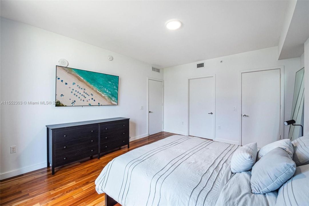 For Sale: $465,000 (1 beds, 1 baths, 725 Square Feet)