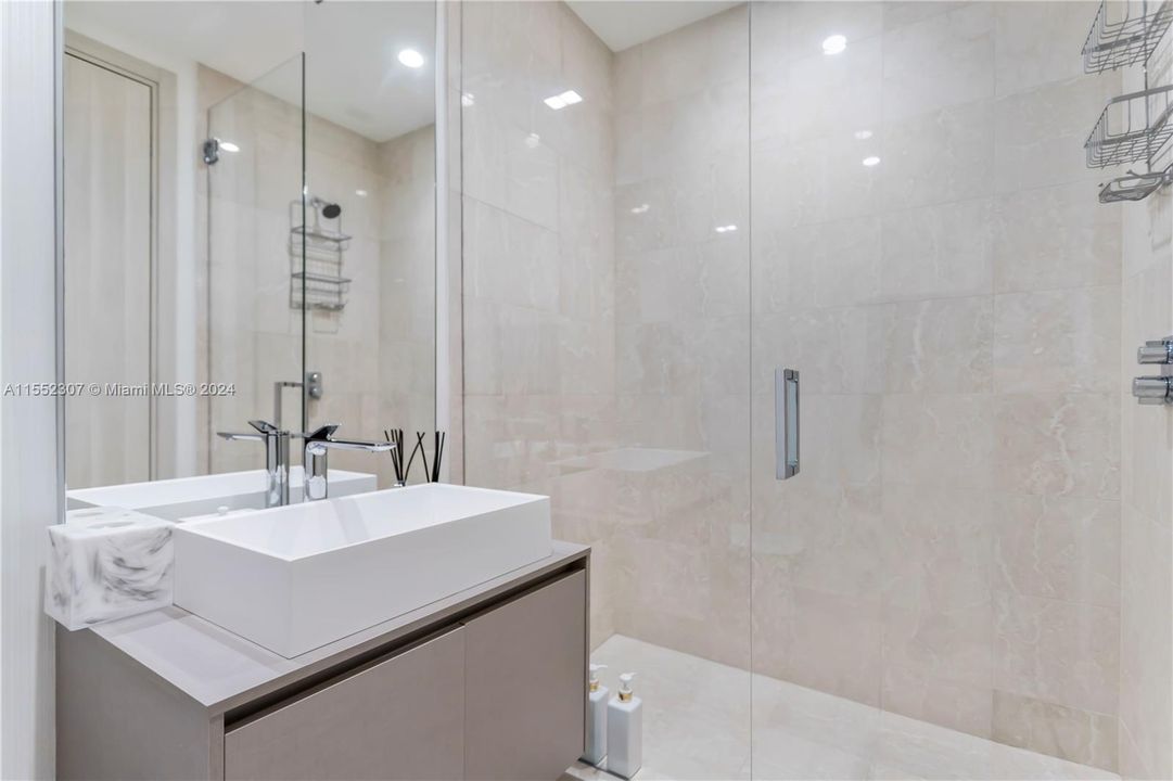 Recently Sold: $3,150,000 (3 beds, 4 baths, 2076 Square Feet)