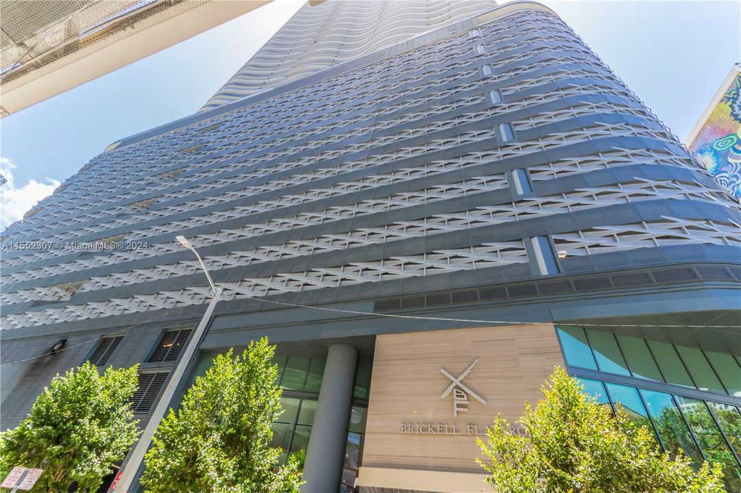 Recently Sold: $3,150,000 (3 beds, 4 baths, 2076 Square Feet)