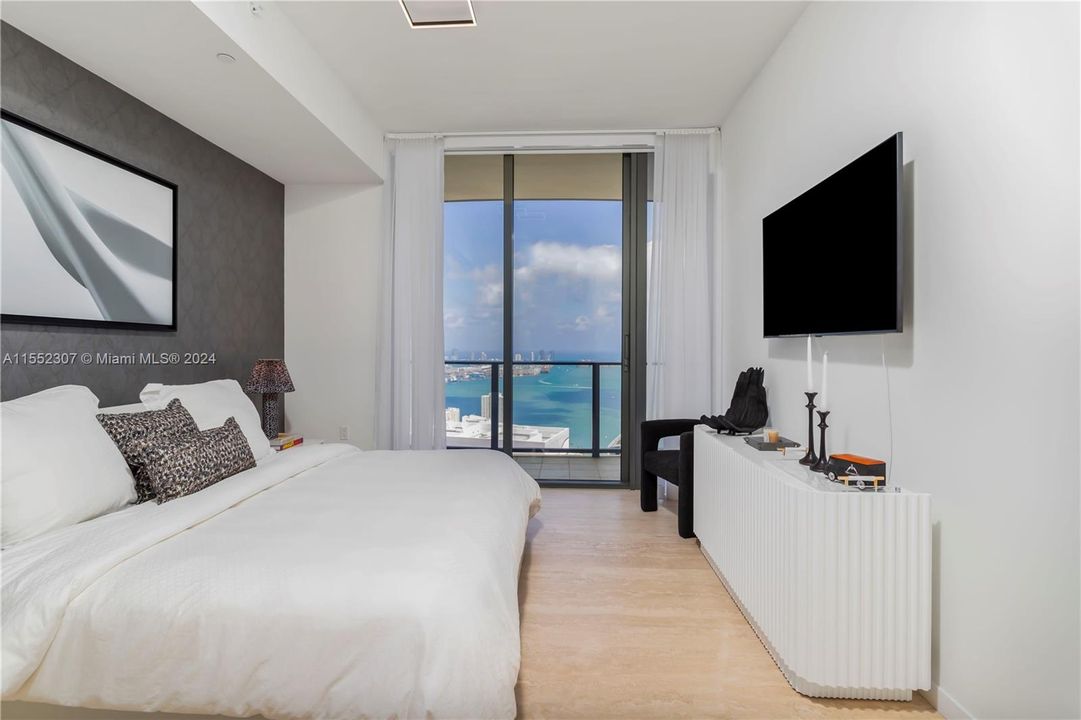 Recently Sold: $3,150,000 (3 beds, 4 baths, 2076 Square Feet)