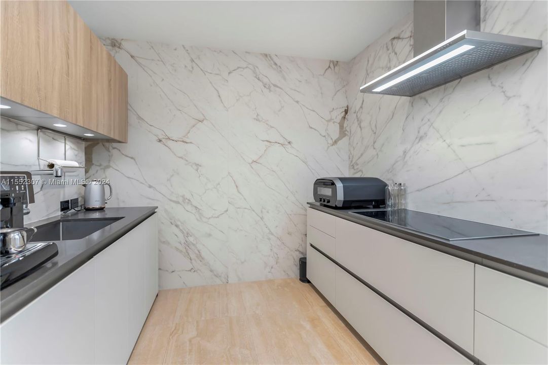 Recently Sold: $3,150,000 (3 beds, 4 baths, 2076 Square Feet)