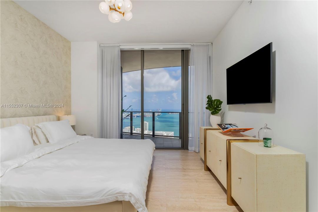 Recently Sold: $3,150,000 (3 beds, 4 baths, 2076 Square Feet)