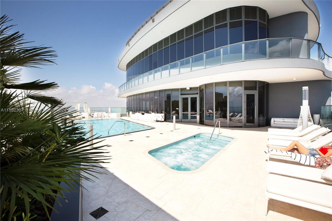 Recently Sold: $3,150,000 (3 beds, 4 baths, 2076 Square Feet)