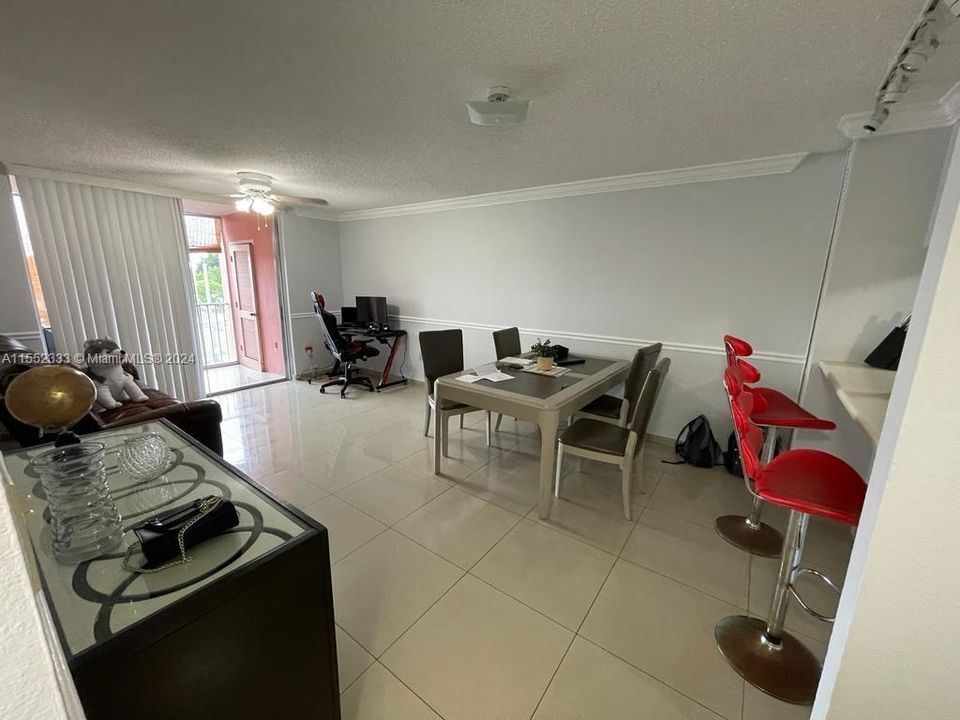 For Sale: $189,500 (2 beds, 2 baths, 800 Square Feet)