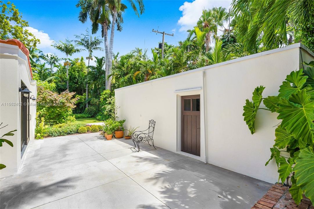Active With Contract: $5,095,000 (3 beds, 2 baths, 2067 Square Feet)