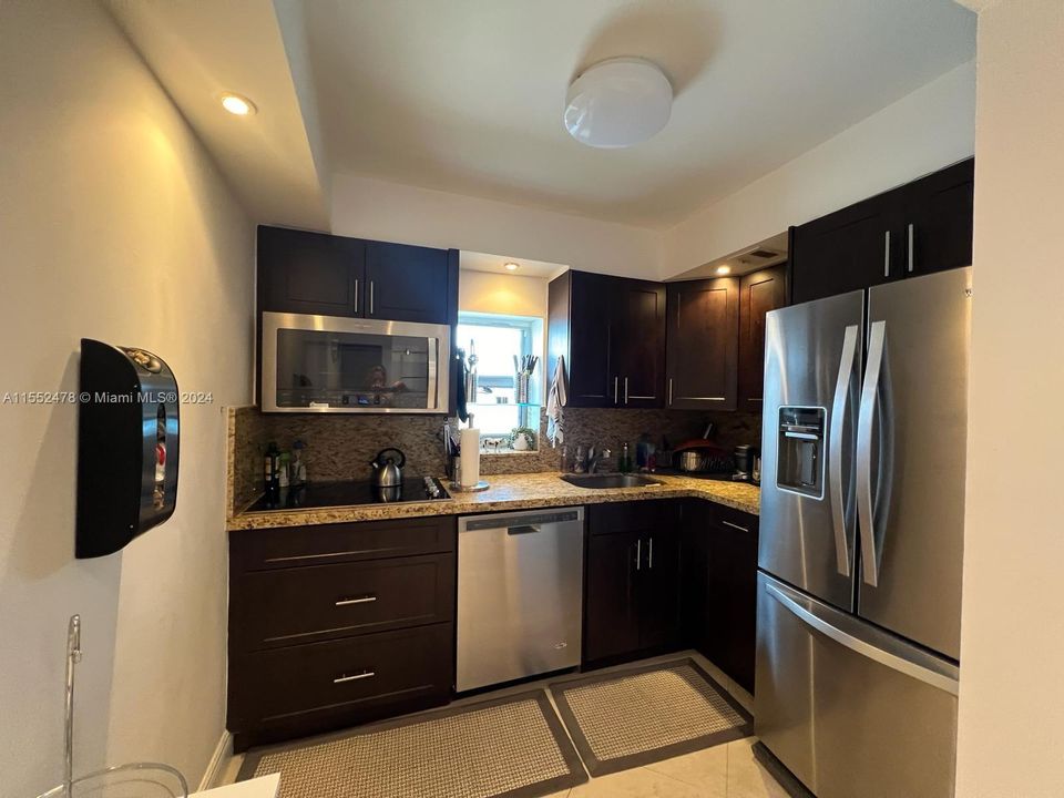 For Sale: $840,000 (2 beds, 2 baths, 1070 Square Feet)