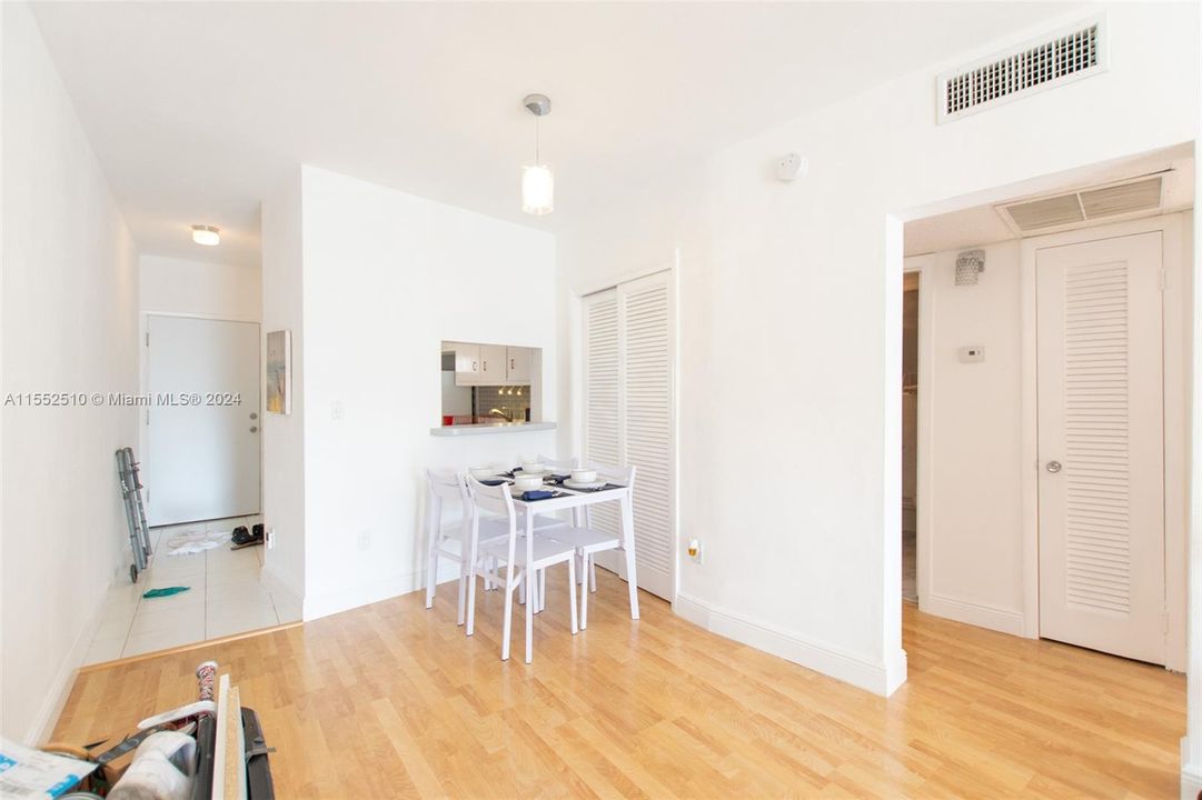 Active With Contract: $175,000 (1 beds, 1 baths, 700 Square Feet)