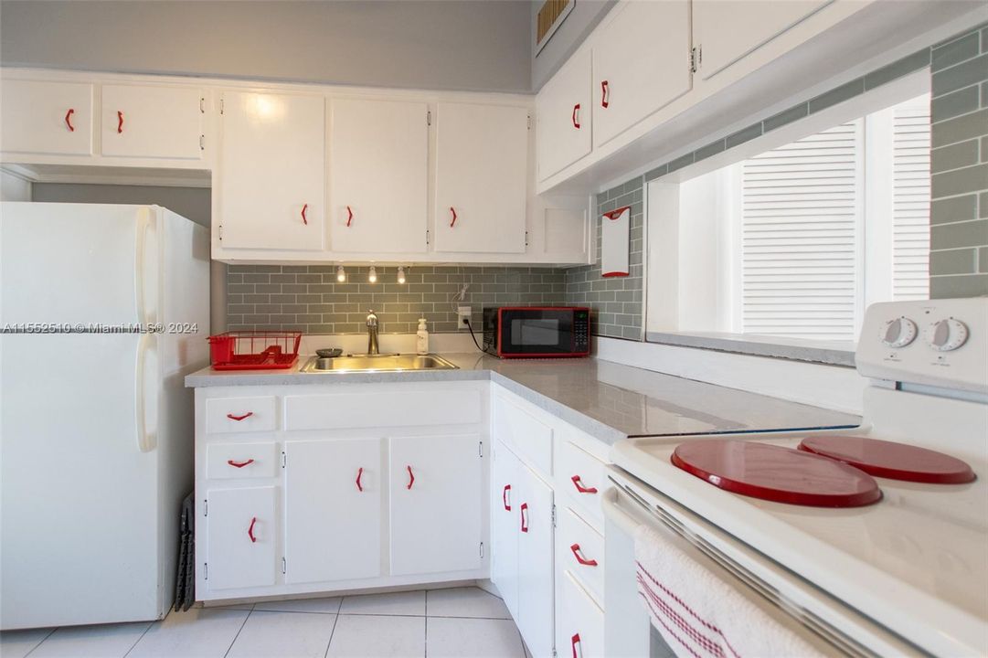Active With Contract: $175,000 (1 beds, 1 baths, 700 Square Feet)
