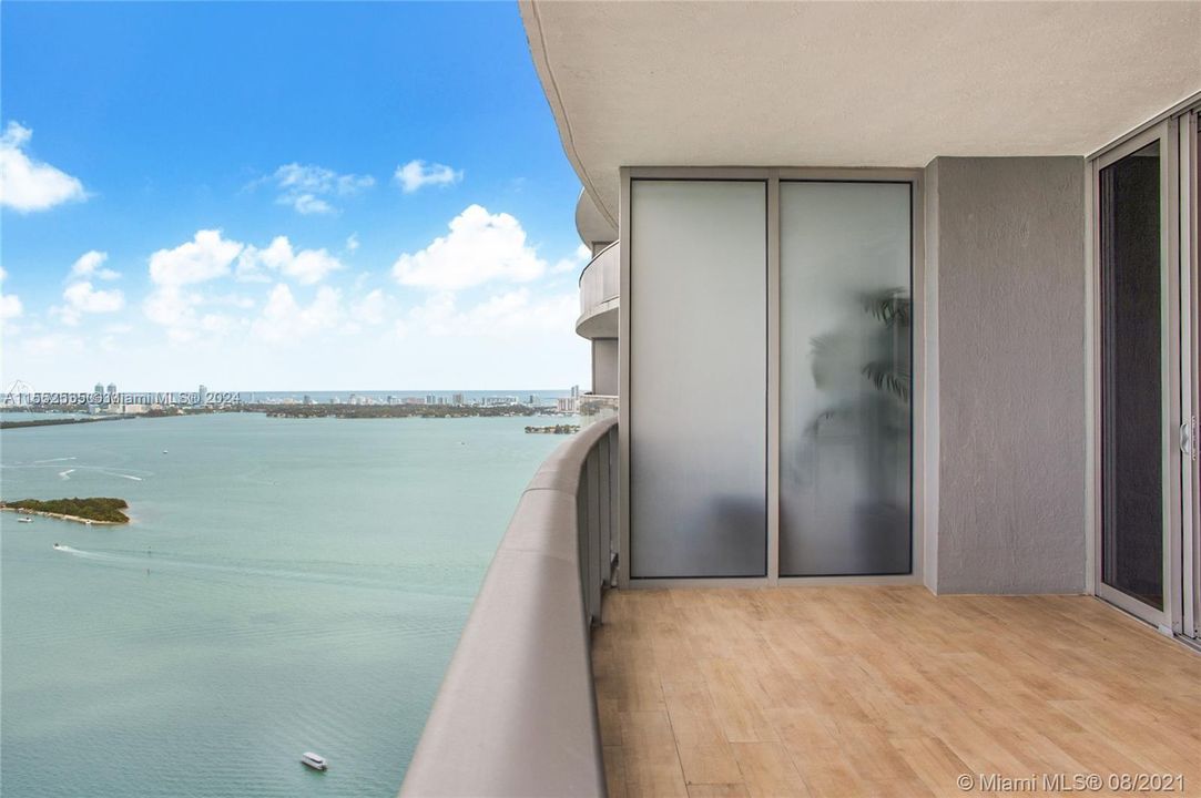 Recently Rented: $4,500 (2 beds, 2 baths, 979 Square Feet)