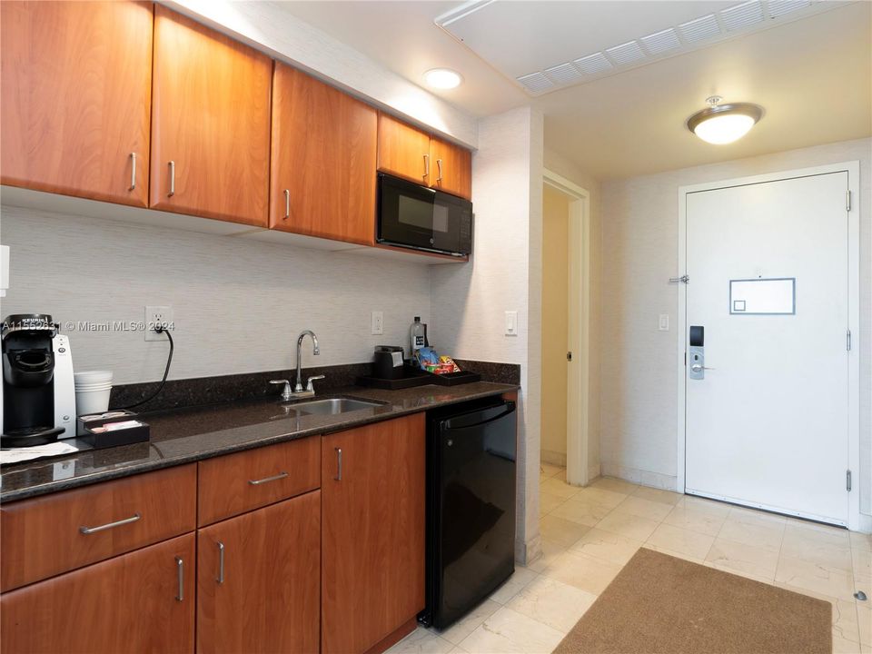 Active With Contract: $239,000 (0 beds, 1 baths, 551 Square Feet)