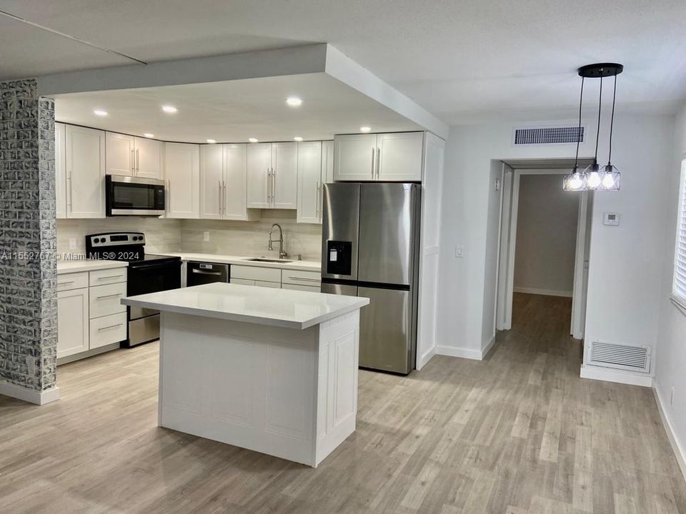 Recently Rented: $1,650 (1 beds, 1 baths, 726 Square Feet)