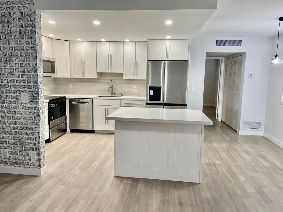 Recently Rented: $1,650 (1 beds, 1 baths, 726 Square Feet)