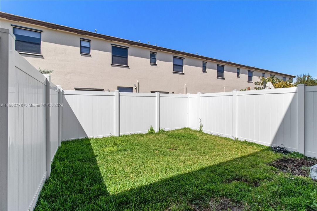 Active With Contract: $2,950 (3 beds, 3 baths, 1332 Square Feet)