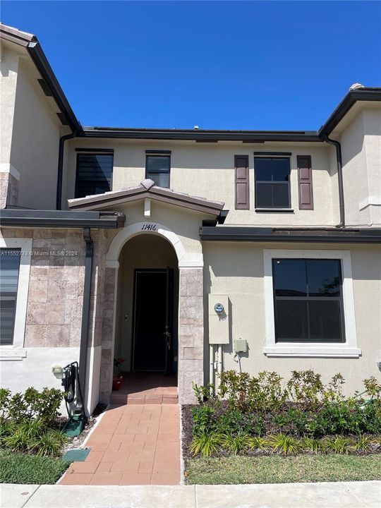 Active With Contract: $2,950 (3 beds, 3 baths, 1332 Square Feet)