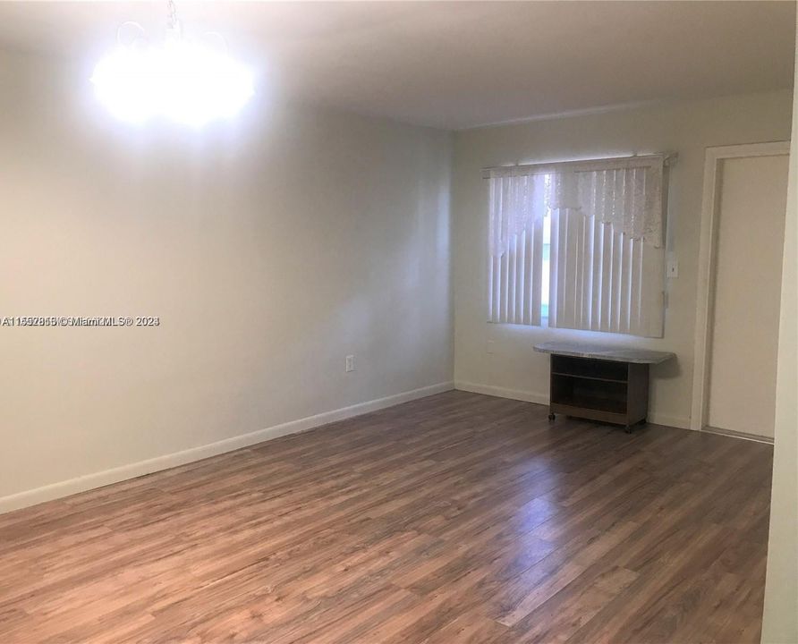 For Sale: $185,000 (1 beds, 1 baths, 720 Square Feet)